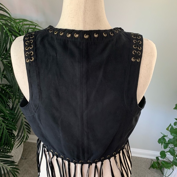 Black cowgirl style vest with fringe - Picture 4 of 7